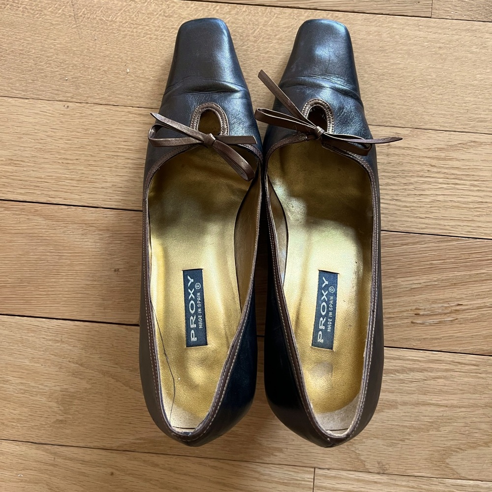 Proxy brown heels with bow embellishment